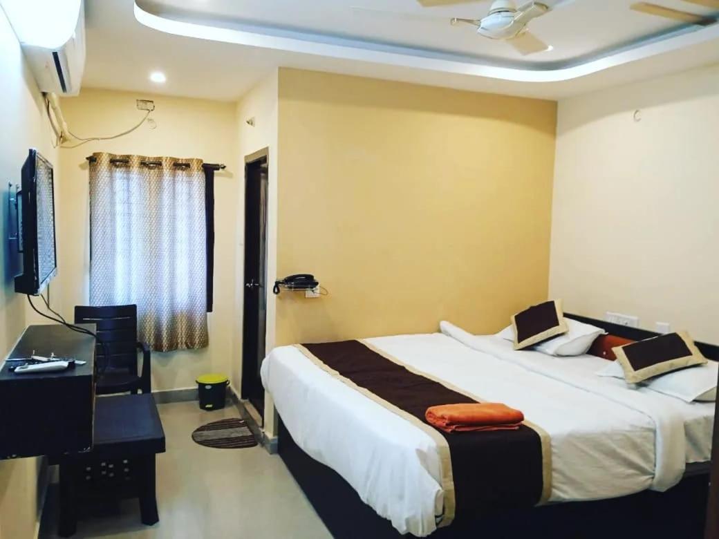 The Royal Inn Visakhapatnam Exteriör bild